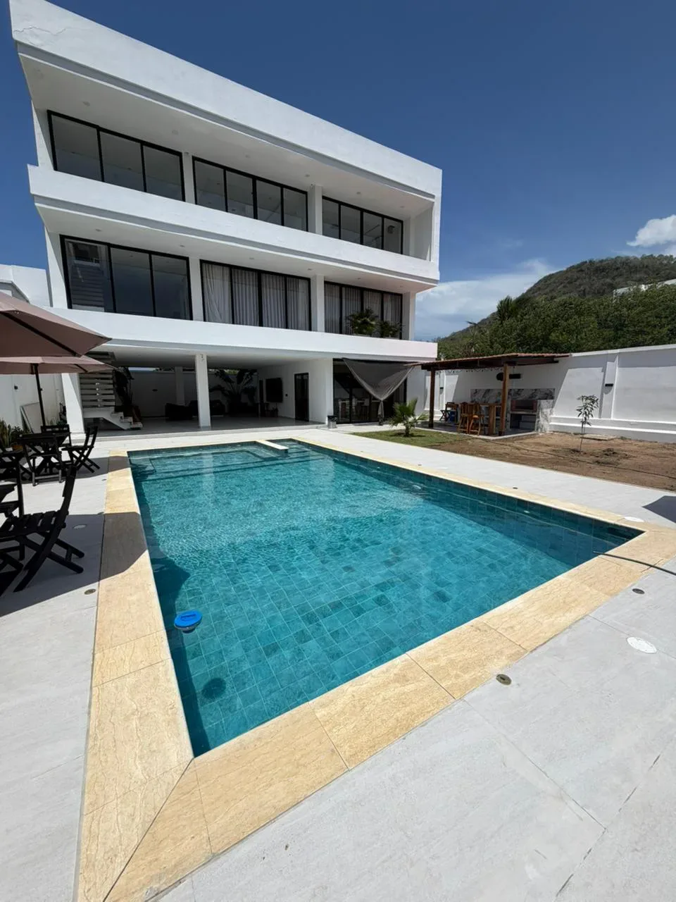 Imagen ilustrativa de piscina y zona de descanso