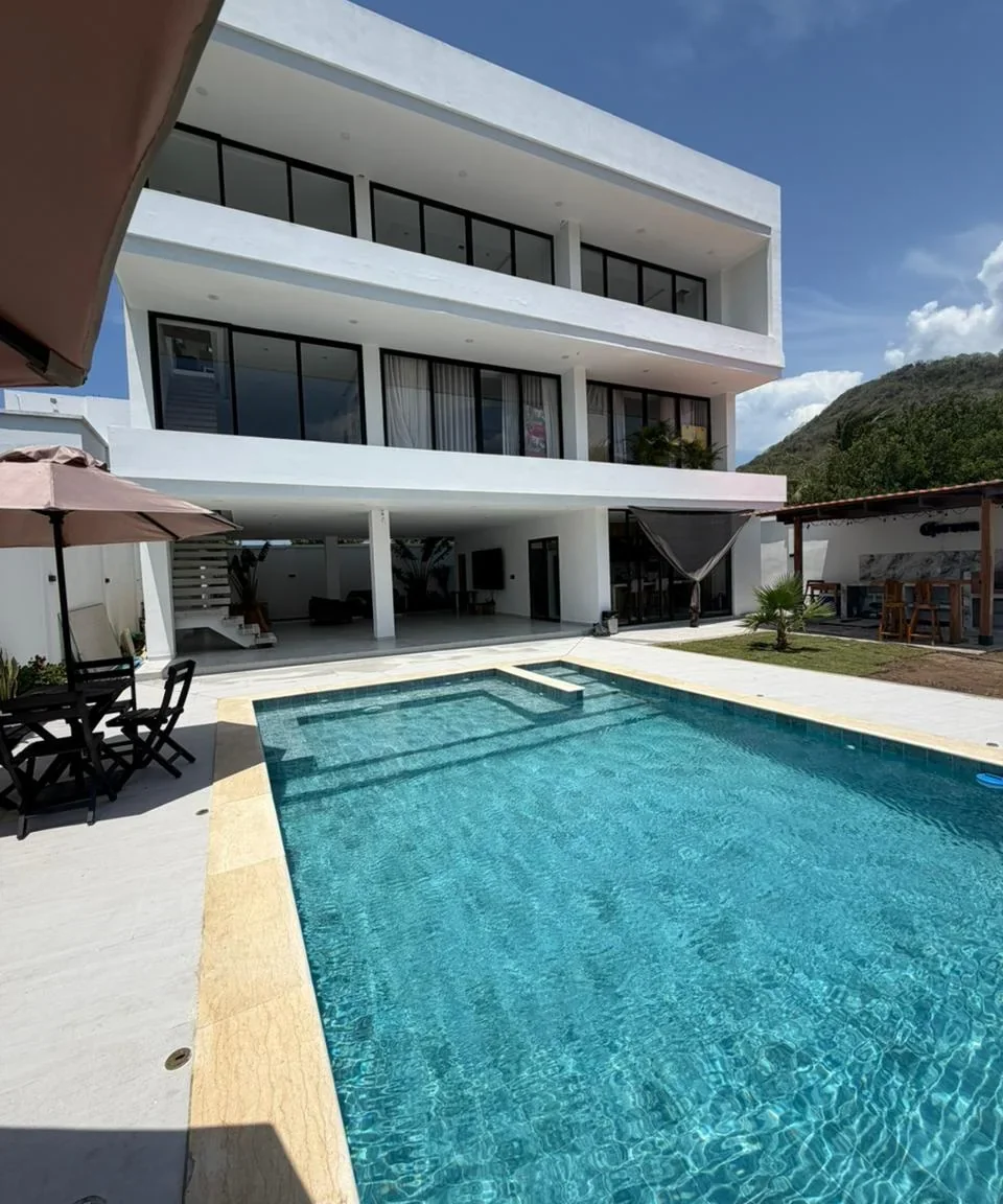 Vista frontal de Villa Silvia con la casa completa y su piscina