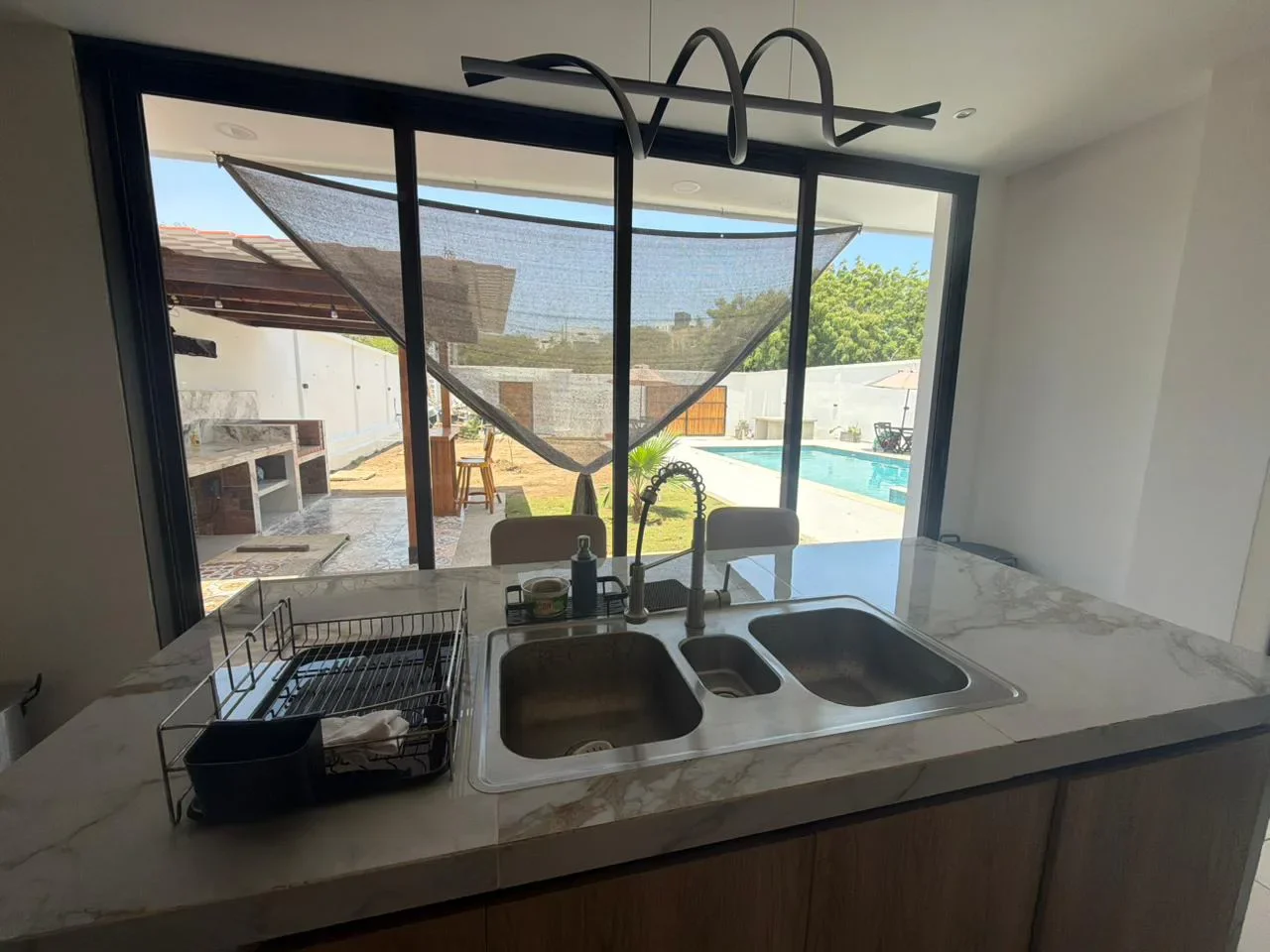 Cocina equipada de Villa Silvia con vista a la piscina